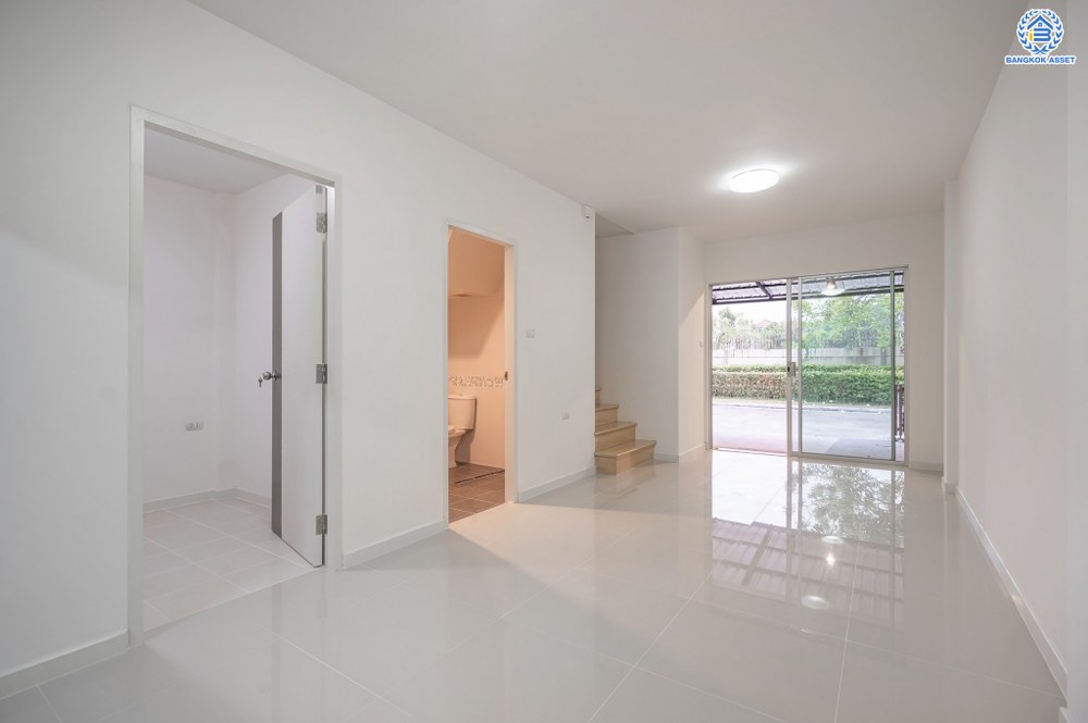 บ้านมือสองตกแต่งใหม่ โครงการ ลุมพินีทาวน์วิลล์ ราชพฤกษ์-นครอินทร์ เนื้อที่ 17.5 ตร.ว. ฟังก์ชัน 3 ห้องนอน 2 ห้องน้ำ 1 ที่จอดรถ บรรยากาศโครงการมีความเป็นส่วนตัว หน้าบ้านไม่ชนใคร พร้อมสิ่งอำนวยความสะดวกโครงการครบครัน บนทำเลดีเชื่อมต่อเข้าเมืองได้ง่าย ทั้งถนนราชพฤกษ์ ถนนนครอินทร์ จุดขึ้นทางด่วน "ศรีรัช"